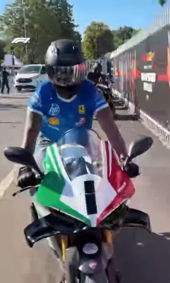 Hamilton da spettacolo a Monza: entra in sella ad una Ducati Panigale V4 Tricolore Italia