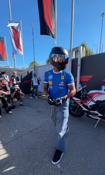 Hamilton da spettacolo a Monza: entra in sella ad una Ducati Panigale V4 Tricolore Italia