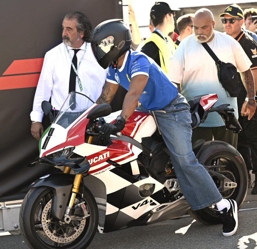Hamilton da spettacolo a Monza: entra in sella ad una Ducati Panigale V4 Tricolore Italia