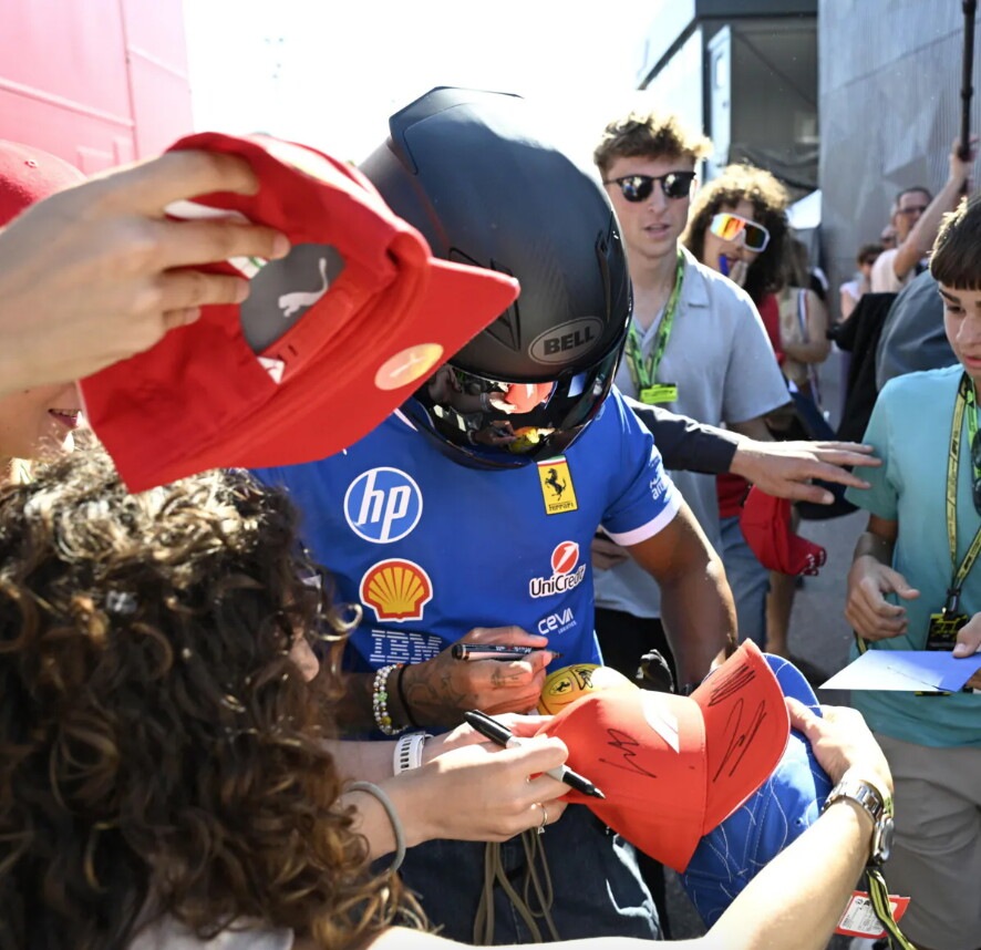 Hamilton da spettacolo a Monza: entra in sella ad una Ducati Panigale V4 Tricolore Italia