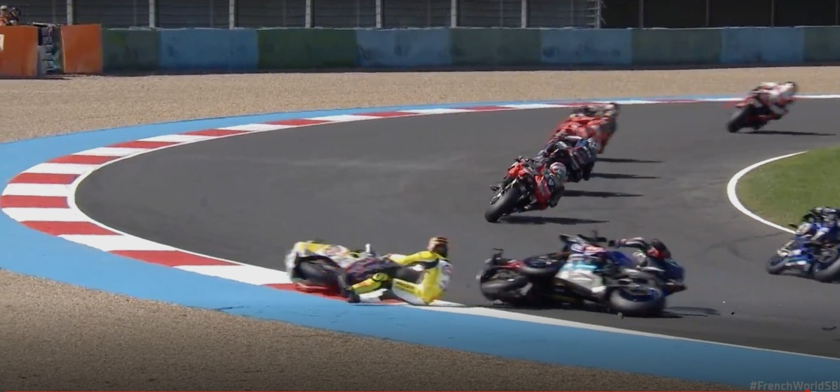 SBK, Magny-Cours: incidente tra 5 piloti nella ghiaia. Tra loro Iannone, Rea e Bautista
