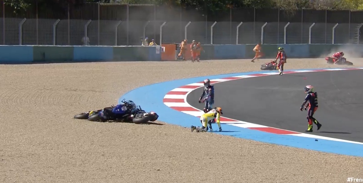 SBK, Magny-Cours: incidente tra 5 piloti nella ghiaia. Tra loro Iannone, Rea e Bautista
