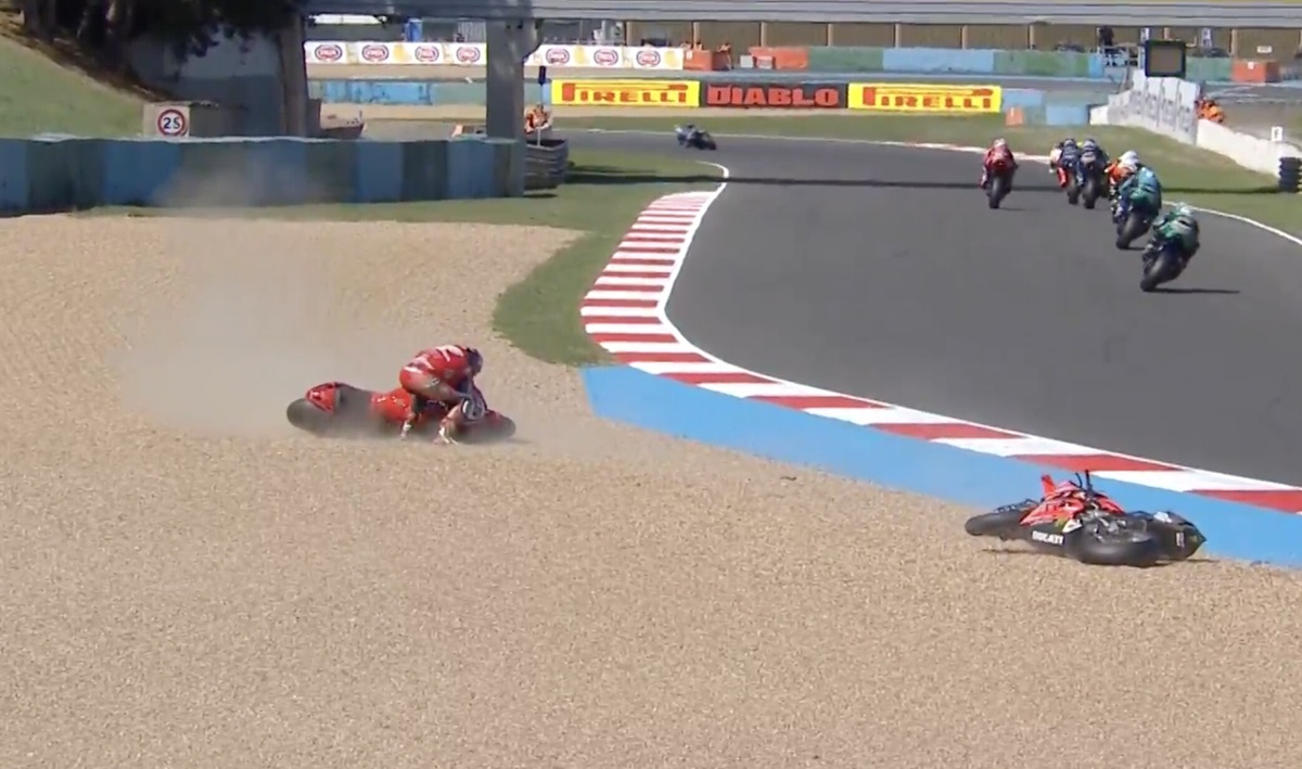SBK, Magny-Cours: incidente tra 5 piloti nella ghiaia. Tra loro Iannone, Rea e Bautista