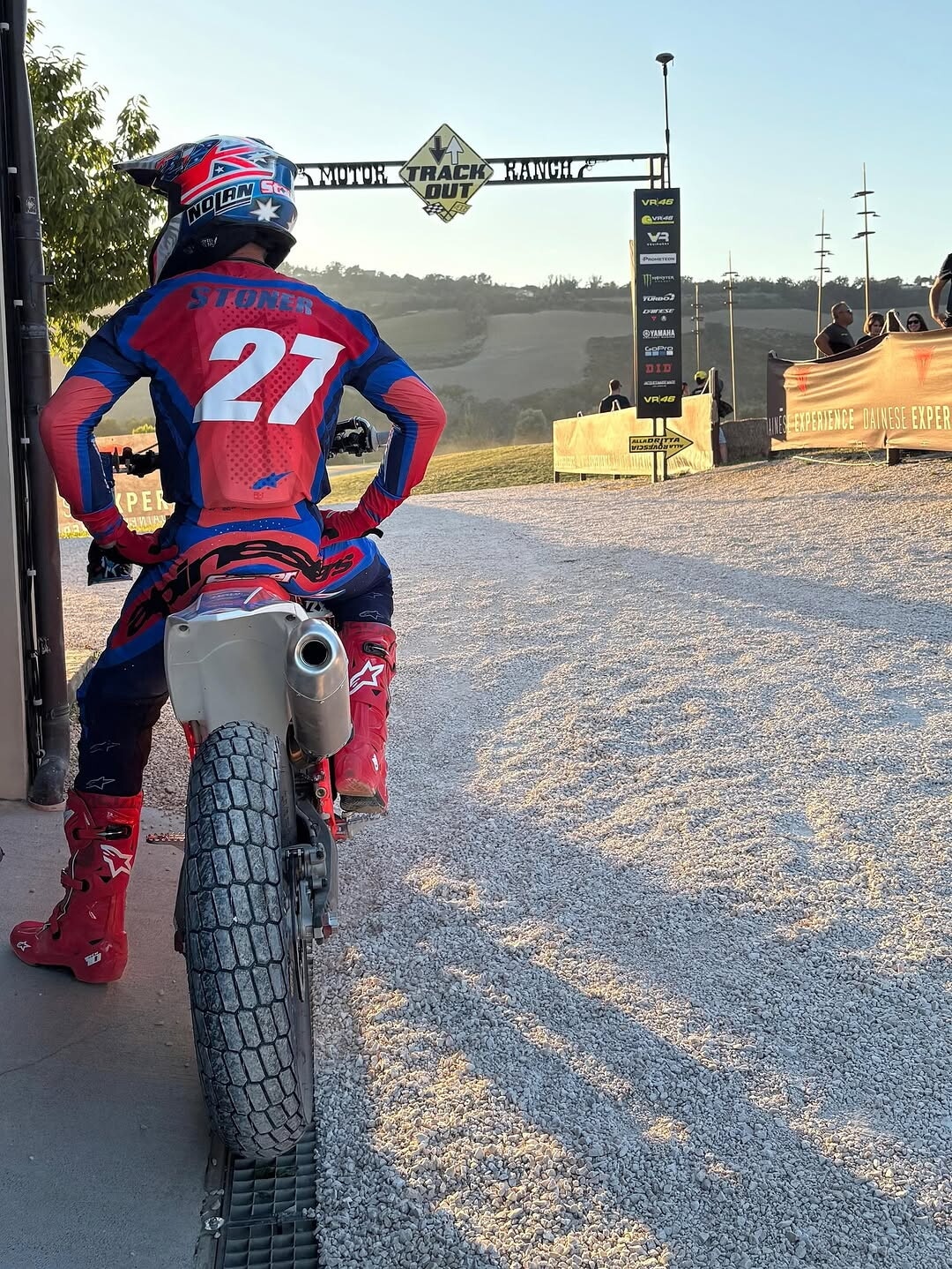 Casey Stoner dà spettacolo al Ranch di Valentino Rossi: che traversi!