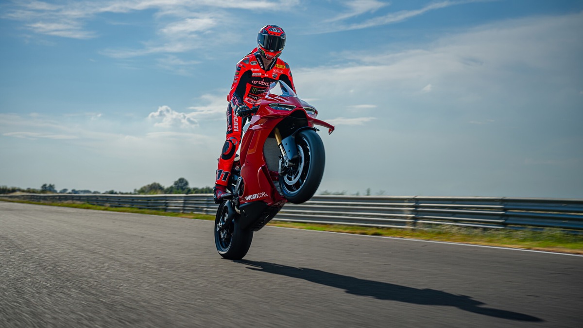La nuova Ducati Panigale V4 R e Bulega: motore di derivazione MotoGP