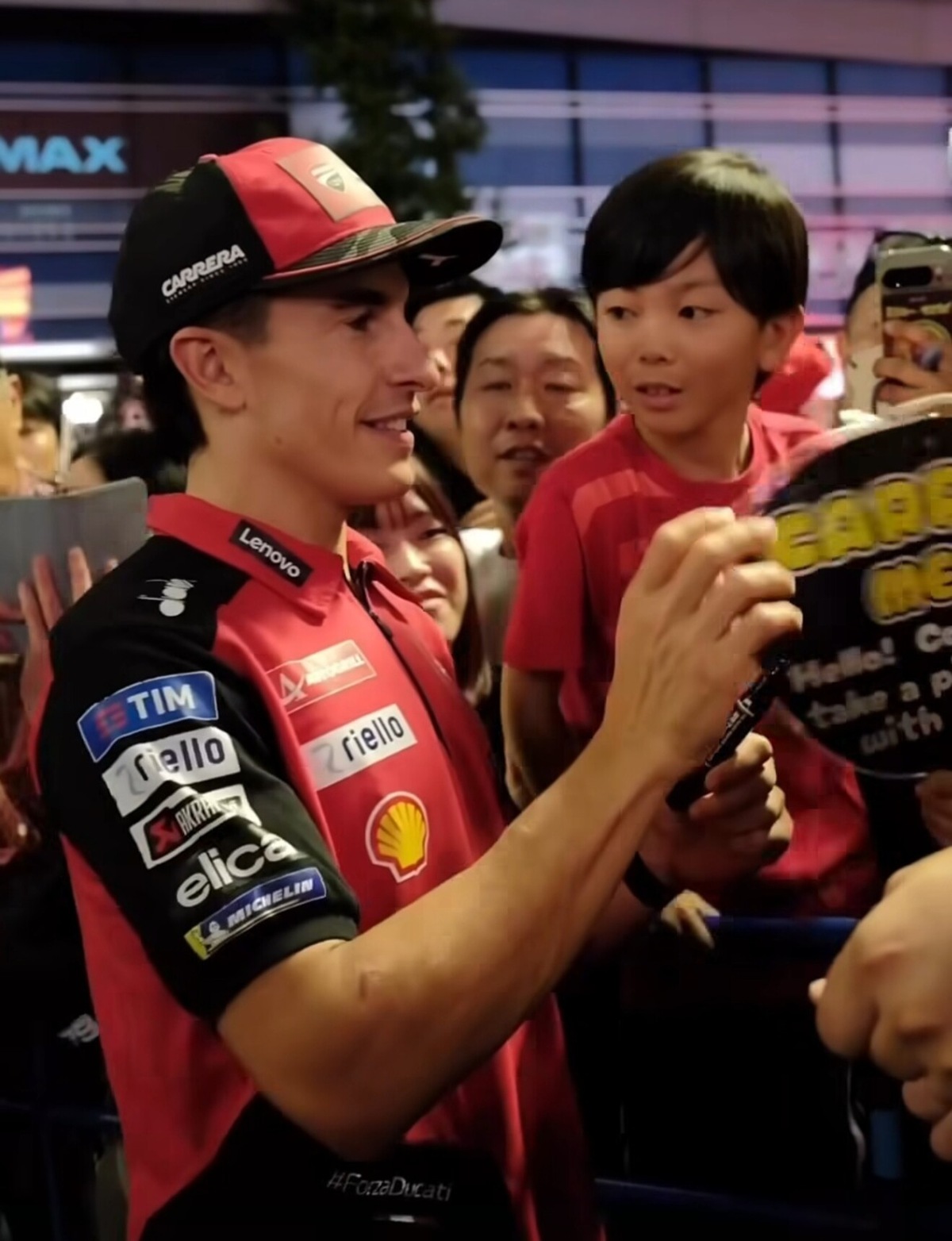 I piloti della MotoGP sbarcano in Giappone: le reazioni sui social