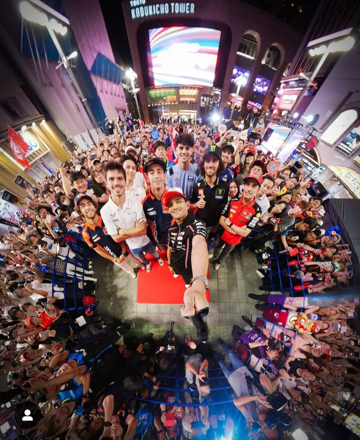 I piloti della MotoGP sbarcano in Giappone: le reazioni sui social