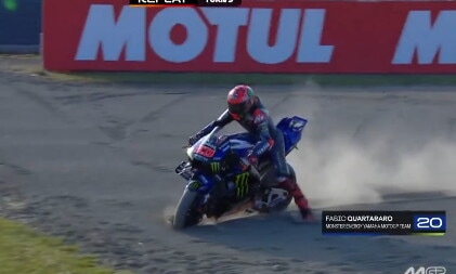 MotoGP, paura per Quartararo in Giappone: sfiora il muro per un pelo