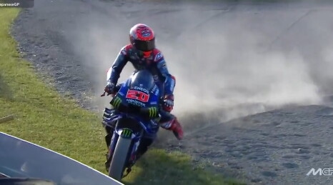 MotoGP, paura per Quartararo in Giappone: sfiora il muro per un pelo