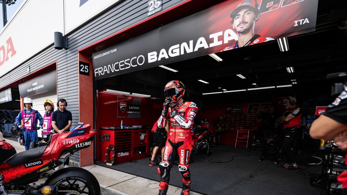 Olimpiadi Milano Cortina 2026: Francesco Bagnaia tra i tedofori