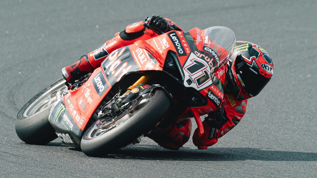 SBK, Jerez: Bulega parte con il piede giusto nelle FP1 ma Razgatlioglu resta in scia, 4° Iannone