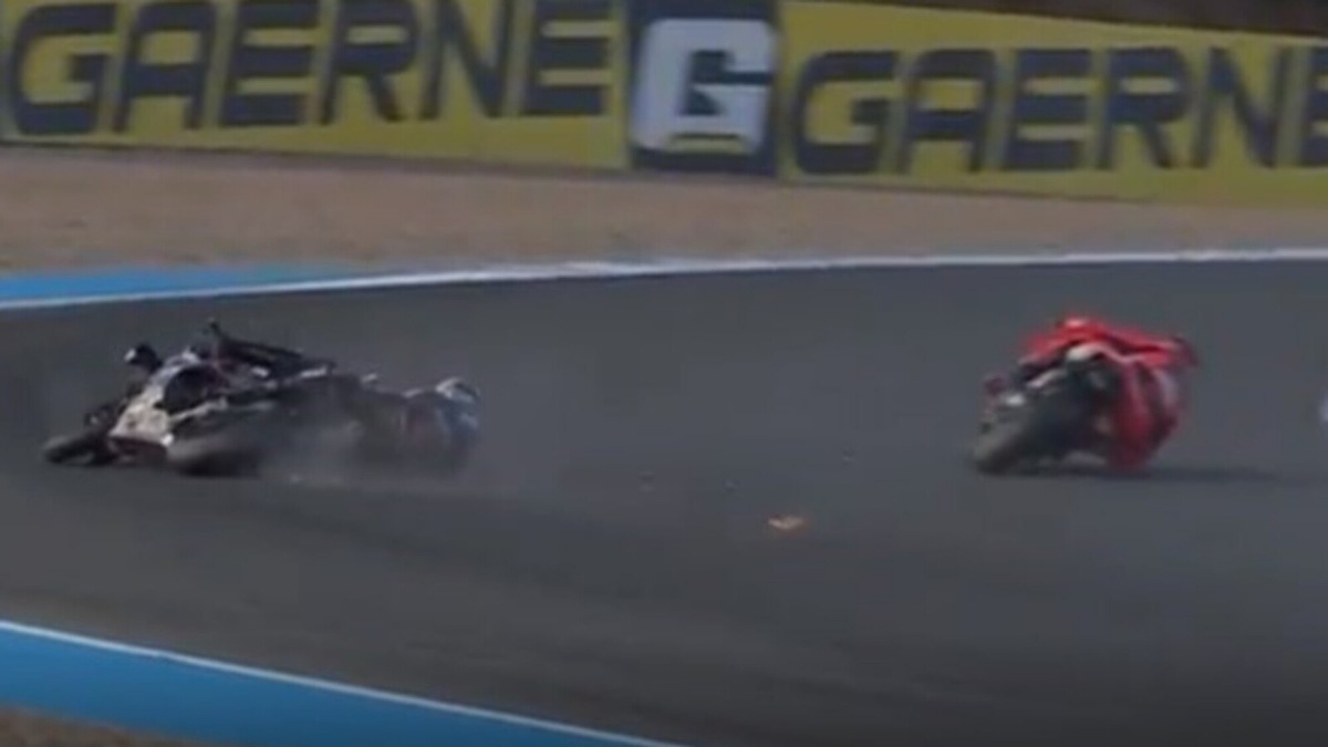 Superpole Race da batticuore a Jerez: Bulega mette ko Toprak e vince, il titolo resta in bilico