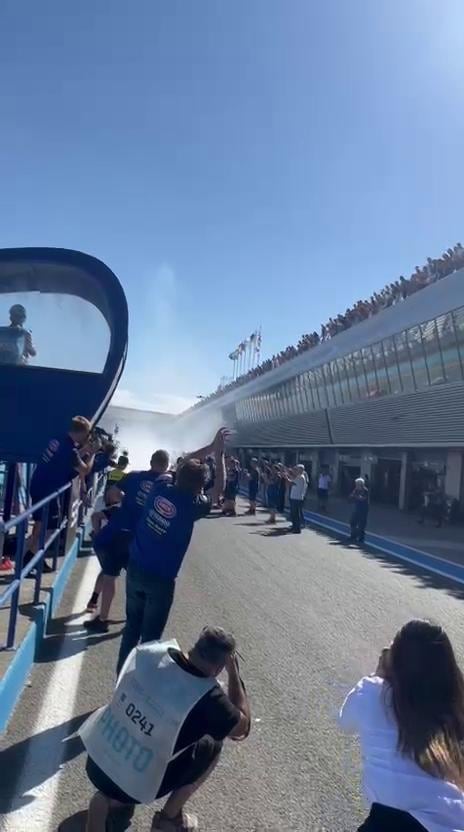 SBK, i festeggiamenti sfrenati di Razgatlioglu in pit lane