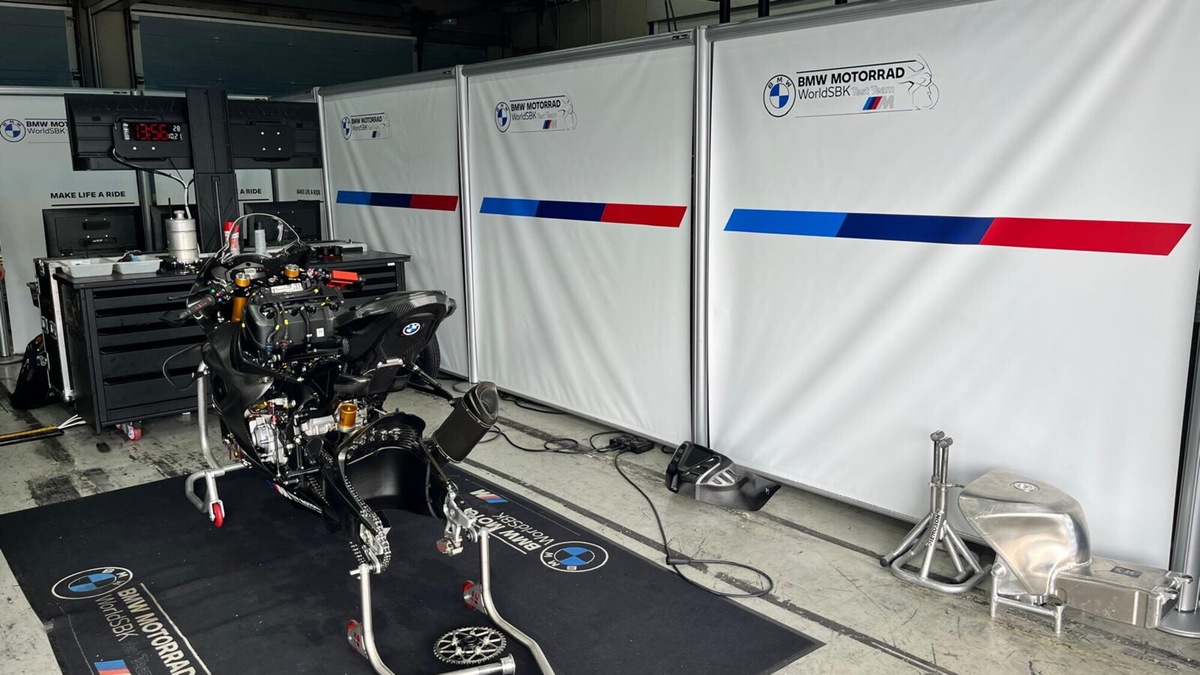 SBK, in BMW il dopo Toprak è iniziato: prove di forcellone ed un nuovo capotecnico (non per Petrucci)