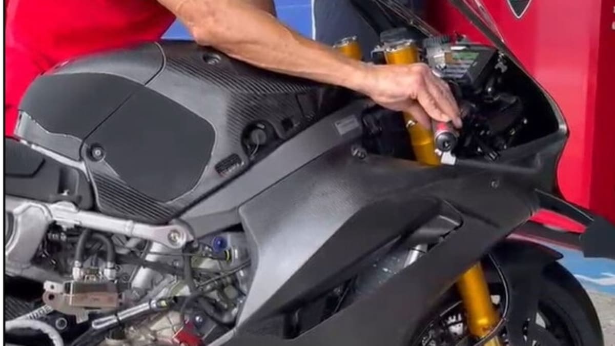 La nuova Ducati V4R al test Superbike a Jerez