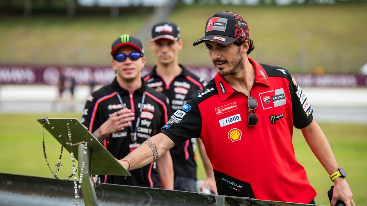 L'omaggio a Marco Simoncelli sulla pista di Sepang di alcuni piloti italiani