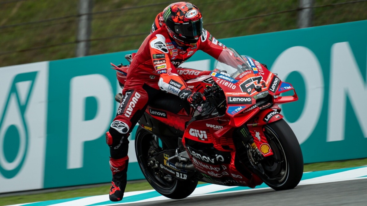 MotoGP, fuga solitaria, successo Sprint e terza posizione ritrovata: super Bagnaia a Sepang