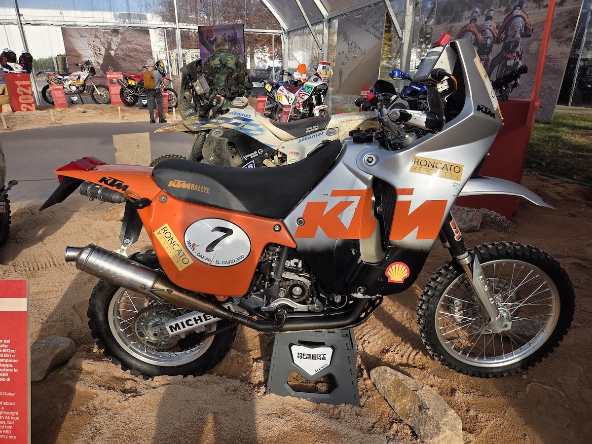 EICMA 2025, dalla moto di Sabine alla KTM di Sanders: tutta la storia della Dakar
