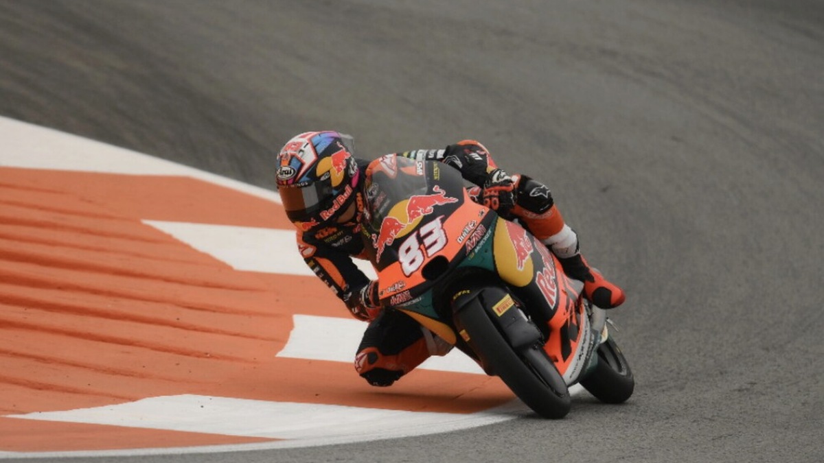 Moto3, Carpe apre il venerdì di Valencia. Pini nono con scivolata