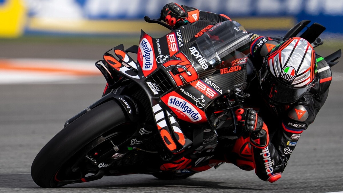 MotoGP, freccia nera a Valencia: quarta Pole per Bezzecchi e Aprilia, Bagnaia senza benzina