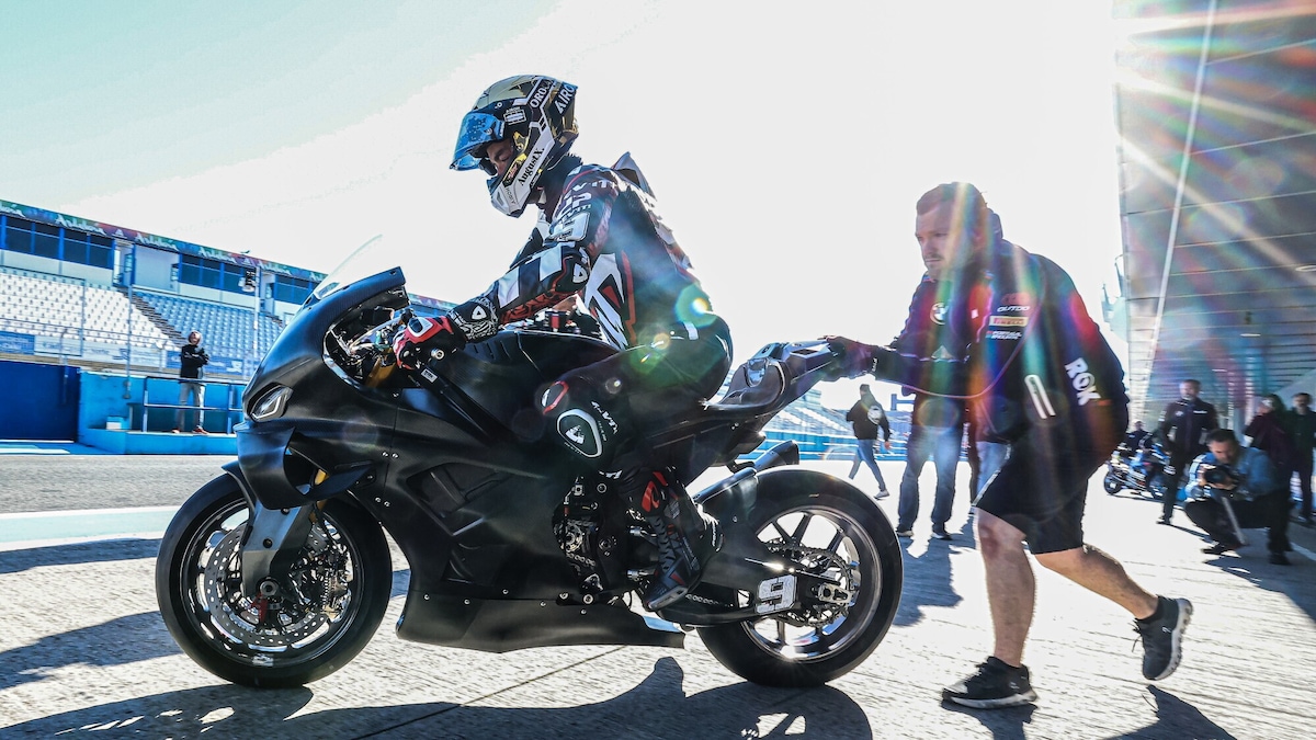 SBK, le immagini inedite di Petrucci e Oliveira sulla nuova BMW