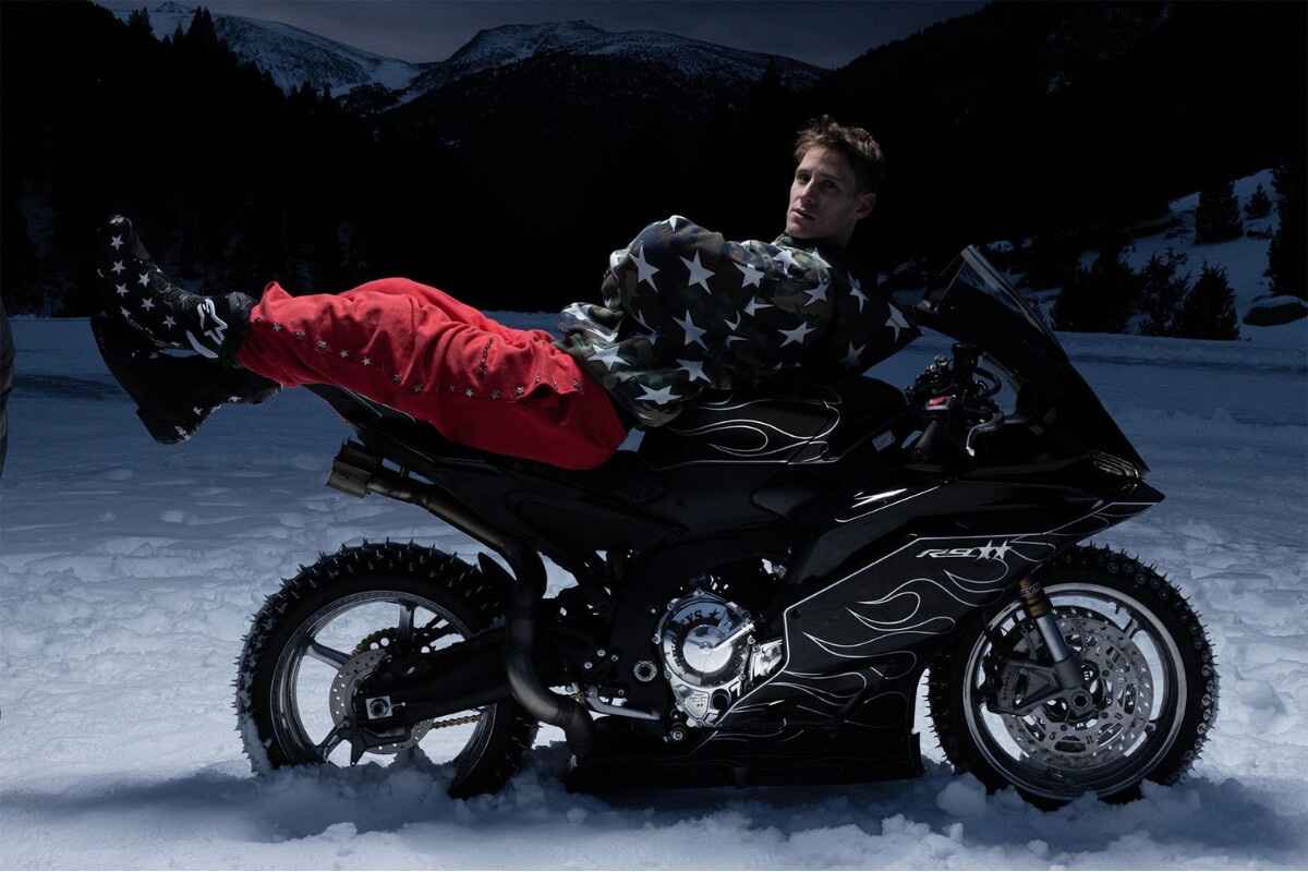 Che mostro la Yamaha R9 di Fabio Quartararo: sulla neve con ruote chiodate