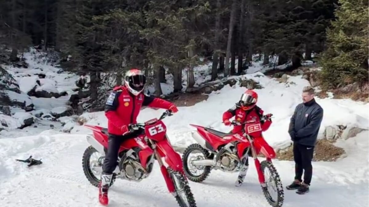 Marc Márquez e Pecco Bagnaia a Madonna di Campiglio con le Desmo450 MX sulla neve