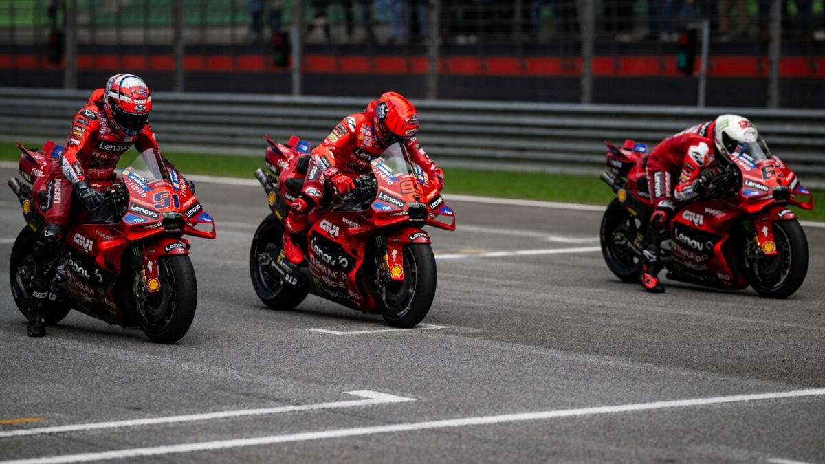 Panchina lunga in MotoGP: terzo pilota titolare obbligatorio dal 2027