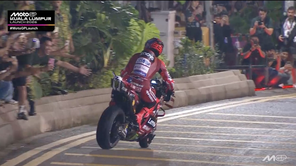 MotoGP, super traversi di Marc Marquez a Kuala Lumpur!