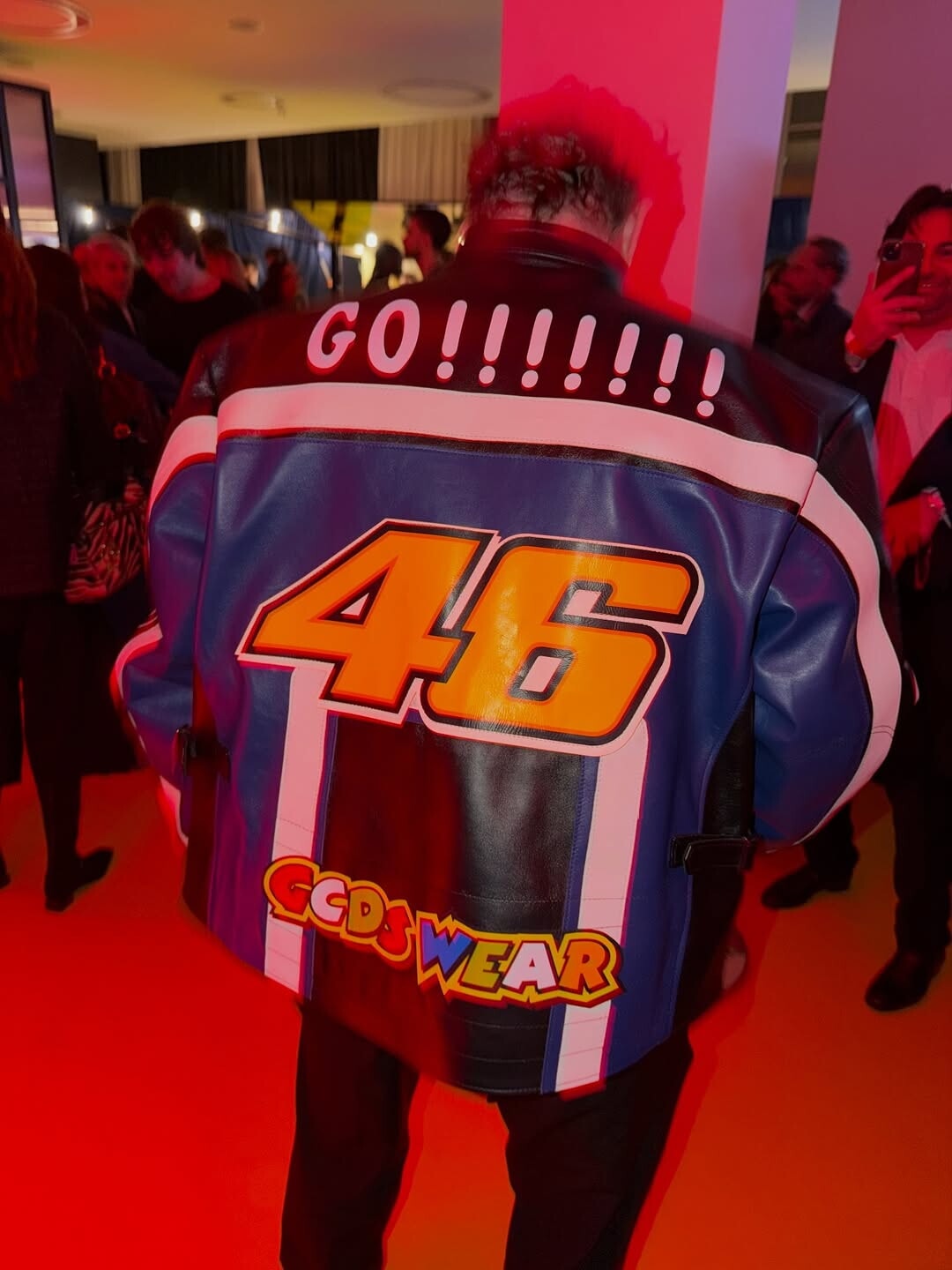 Valentino Rossi insieme a Mia Khalifa, Anna Pepe e Annalisa ad una sfilata: ecco cosa è successo