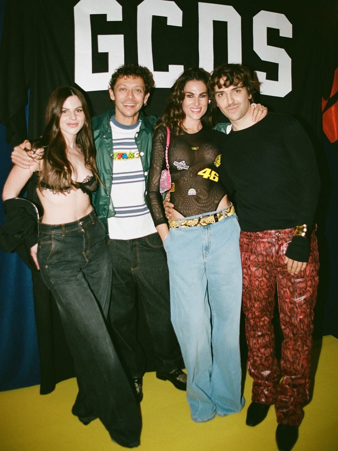 Valentino Rossi insieme a Mia Khalifa, Anna Pepe e Annalisa ad una sfilata: ecco cosa è successo