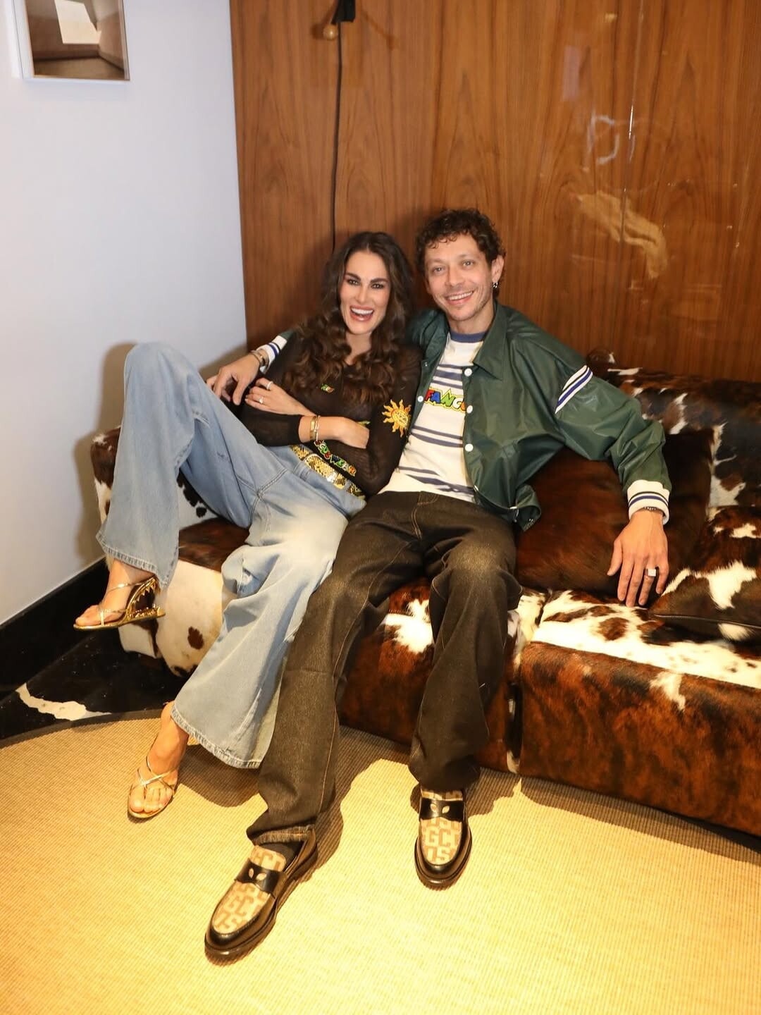 Valentino Rossi insieme a Mia Khalifa, Anna Pepe e Annalisa ad una sfilata: ecco cosa è successo