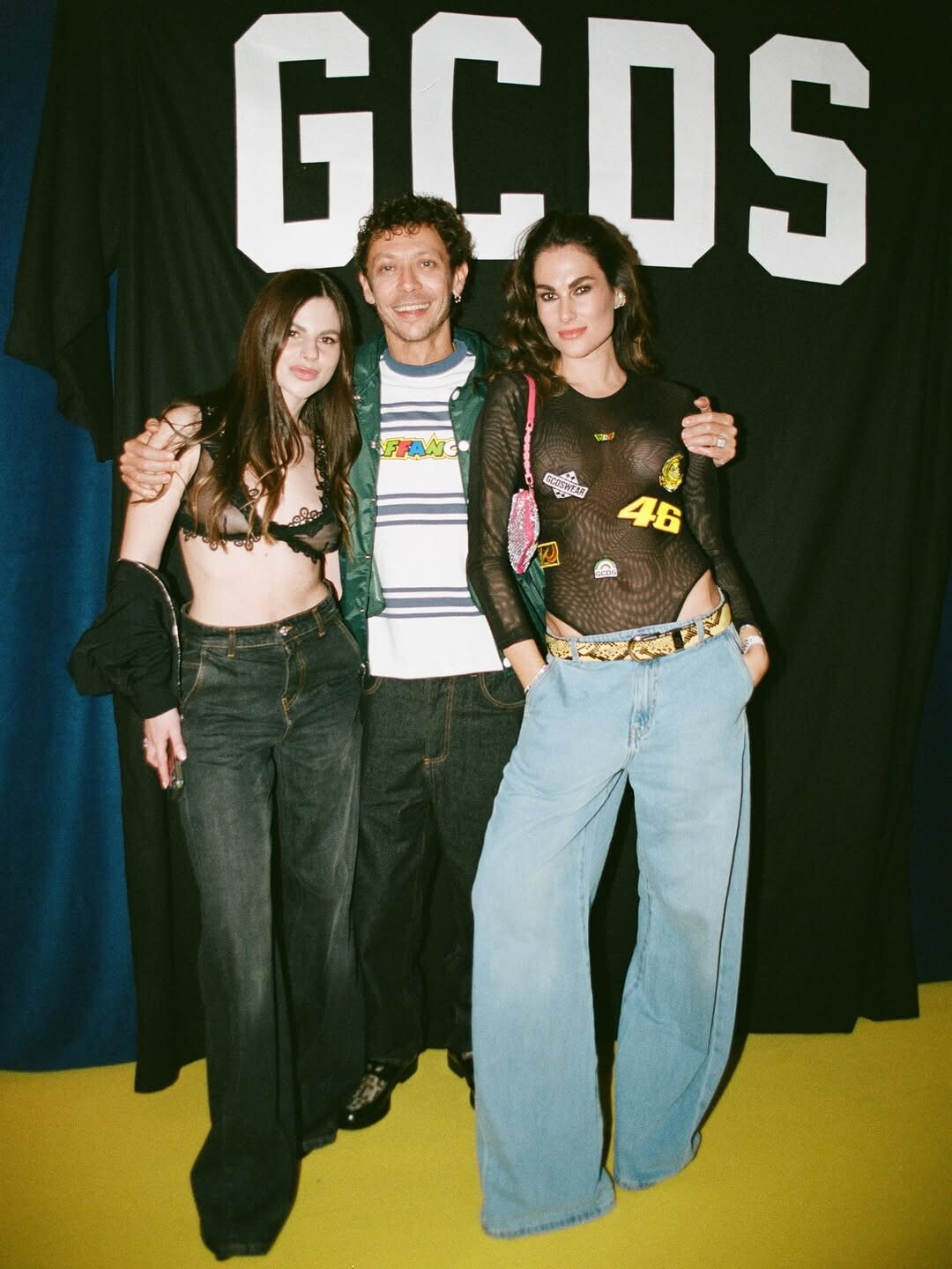 Valentino Rossi insieme a Mia Khalifa, Anna Pepe e Annalisa ad una sfilata: ecco cosa è successo