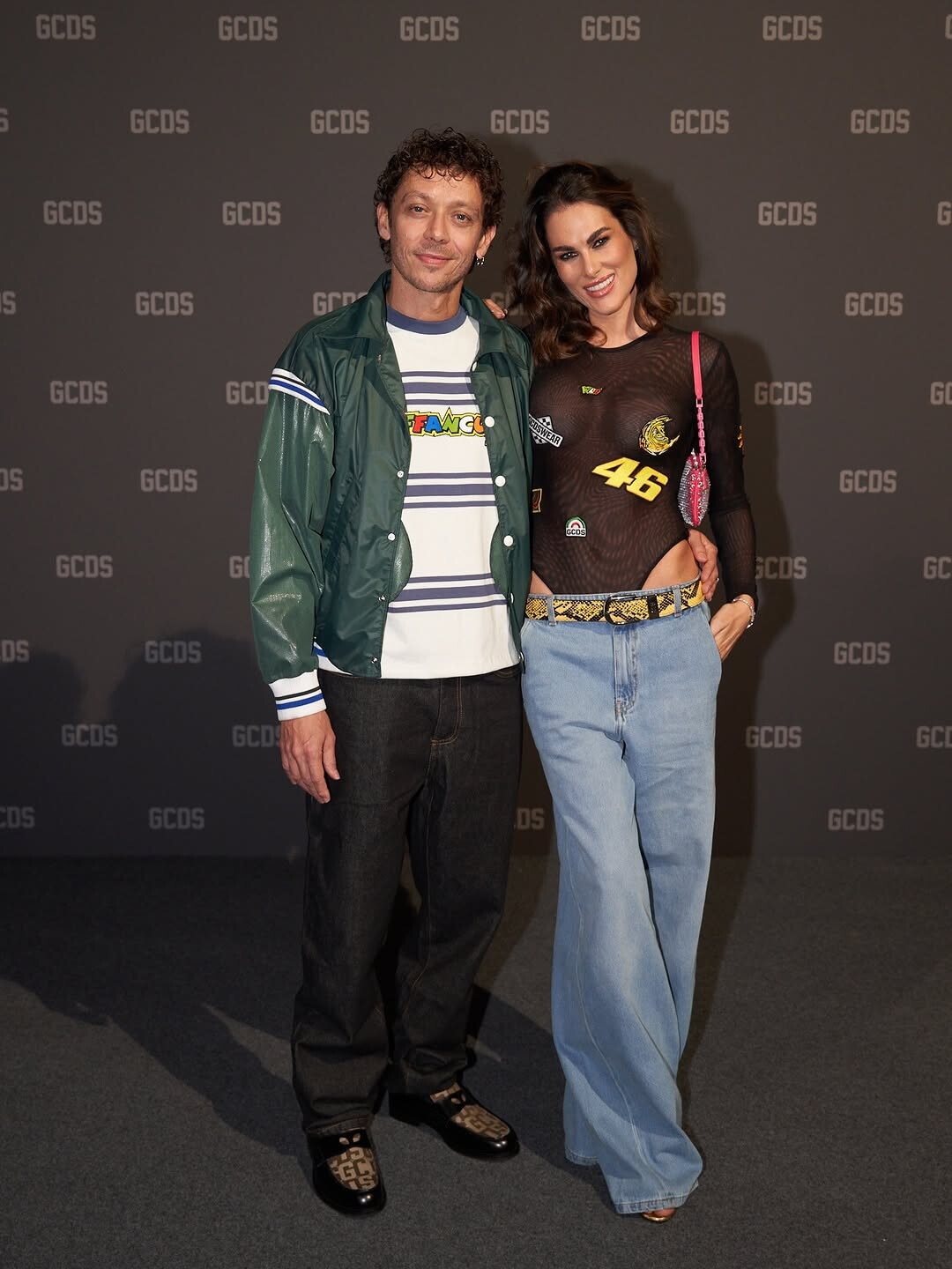 Valentino Rossi insieme a Mia Khalifa, Anna Pepe e Annalisa ad una sfilata: ecco cosa è successo