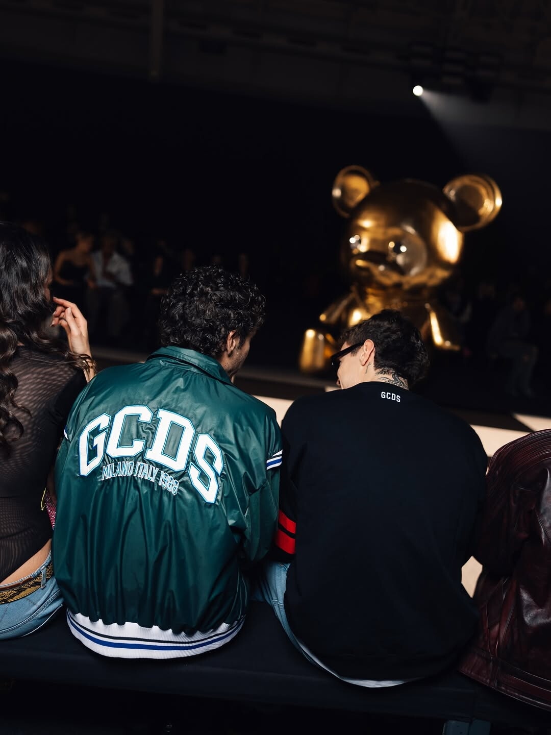 Valentino Rossi insieme a Mia Khalifa, Anna Pepe e Annalisa ad una sfilata: ecco cosa è successo