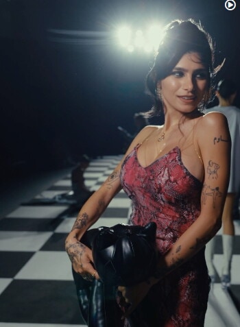 Valentino Rossi insieme a Mia Khalifa, Anna Pepe e Annalisa ad una sfilata: ecco cosa è successo