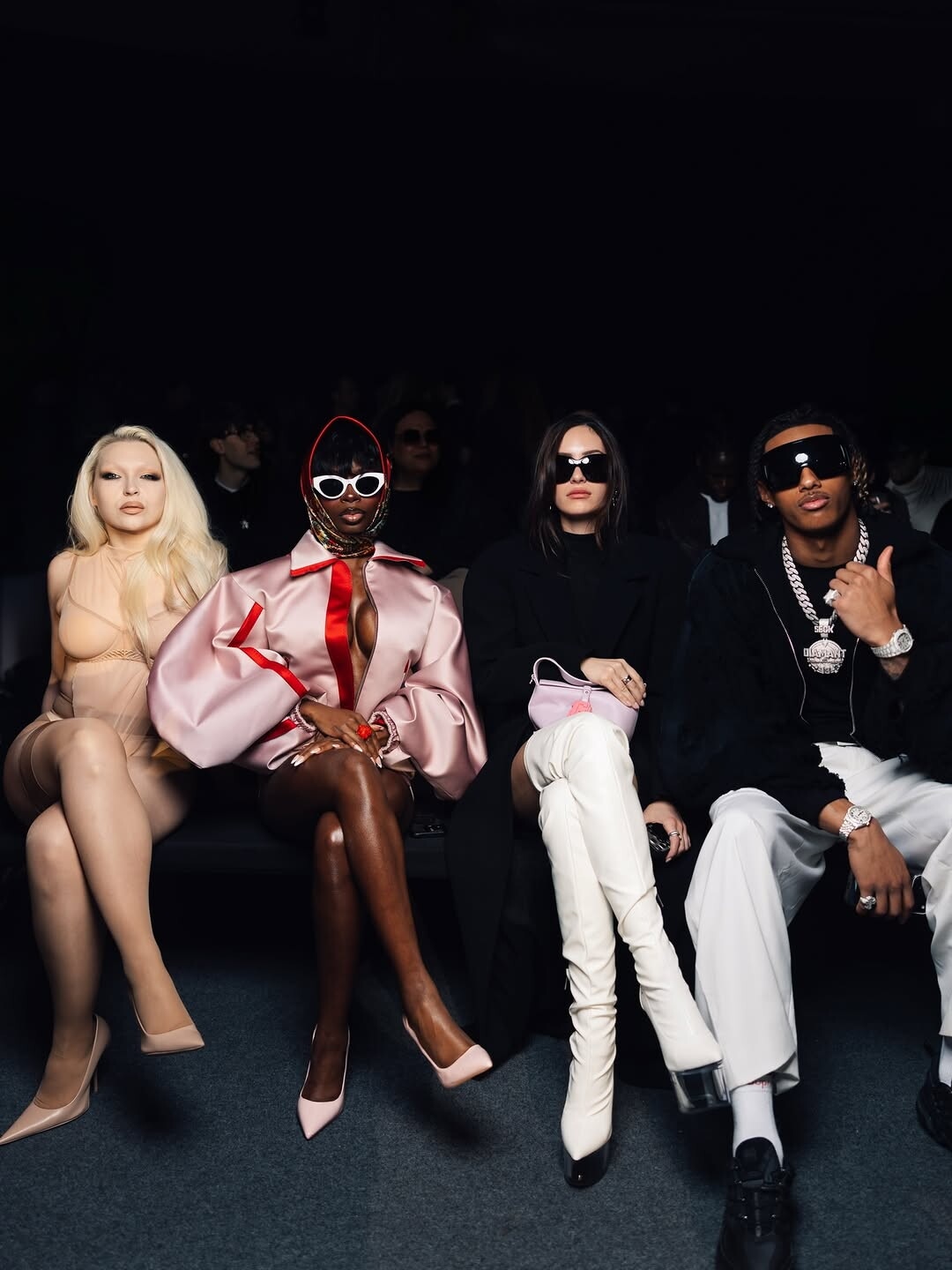 Valentino Rossi insieme a Mia Khalifa, Anna Pepe e Annalisa ad una sfilata: ecco cosa è successo