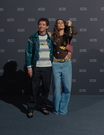 Valentino Rossi insieme a Mia Khalifa, Anna Pepe e Annalisa ad una sfilata: ecco cosa è successo