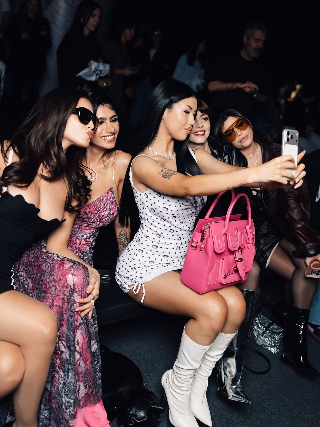 Valentino Rossi insieme a Mia Khalifa, Anna Pepe e Annalisa ad una sfilata: ecco cosa è successo