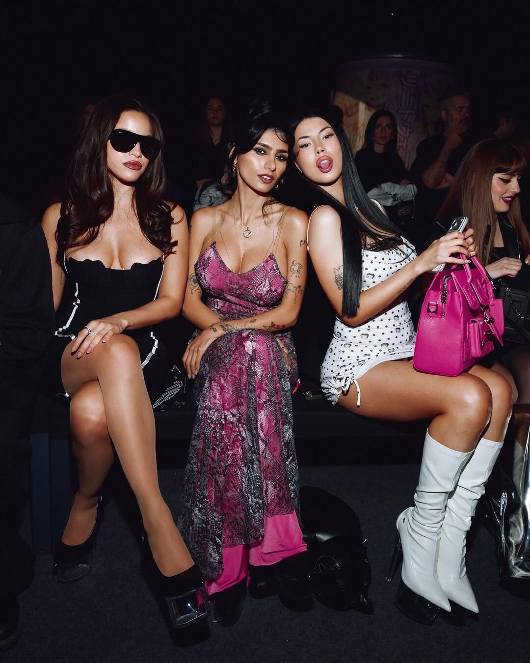 Valentino Rossi insieme a Mia Khalifa, Anna Pepe e Annalisa ad una sfilata: ecco cosa è successo