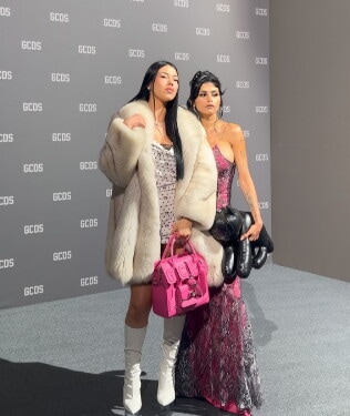 Valentino Rossi insieme a Mia Khalifa, Anna Pepe e Annalisa ad una sfilata: ecco cosa è successo