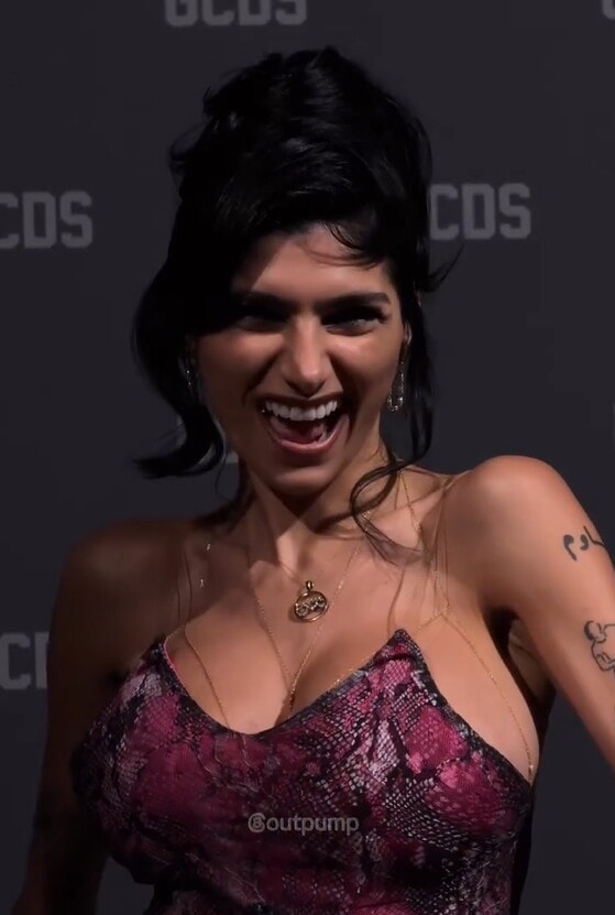 Valentino Rossi insieme a Mia Khalifa, Anna Pepe e Annalisa ad una sfilata: ecco cosa è successo