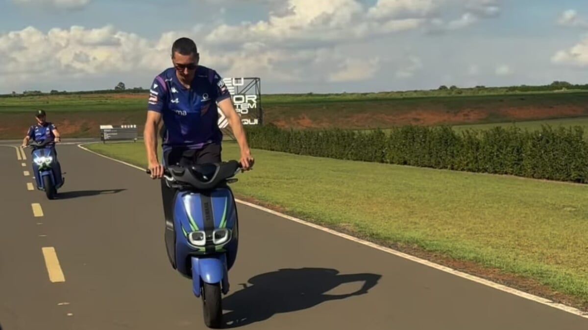 Razgatlioglu è pronto per il Brasile: impennate e stoppie nel paddock