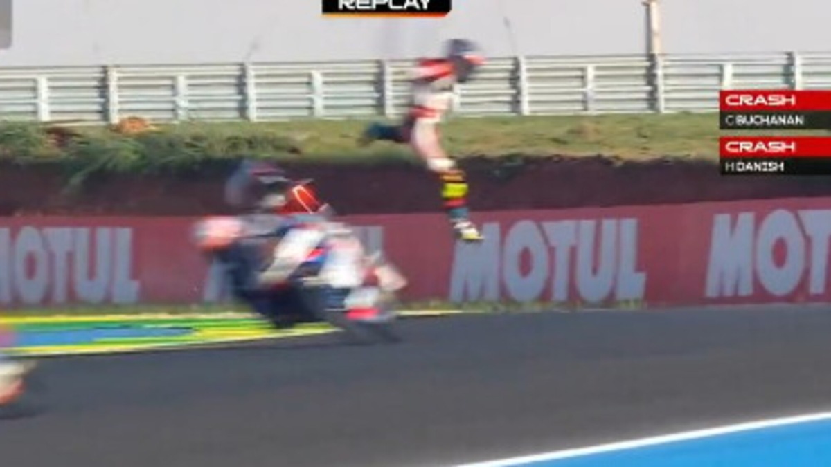 GP Brasile, lo spaventoso incidente in Moto3: Buchanan vola letteralmente in aria