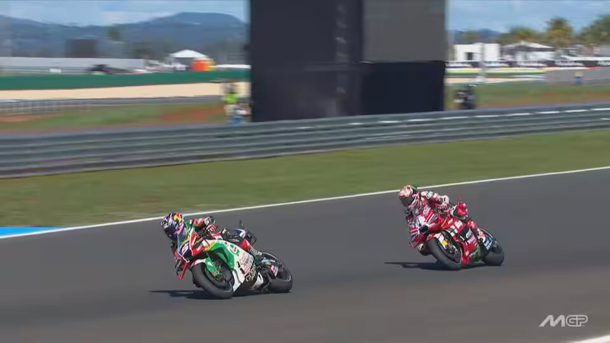 MotoGP Brasile, le foto dell'incredibile caduta di Bagnaia: i dettagli