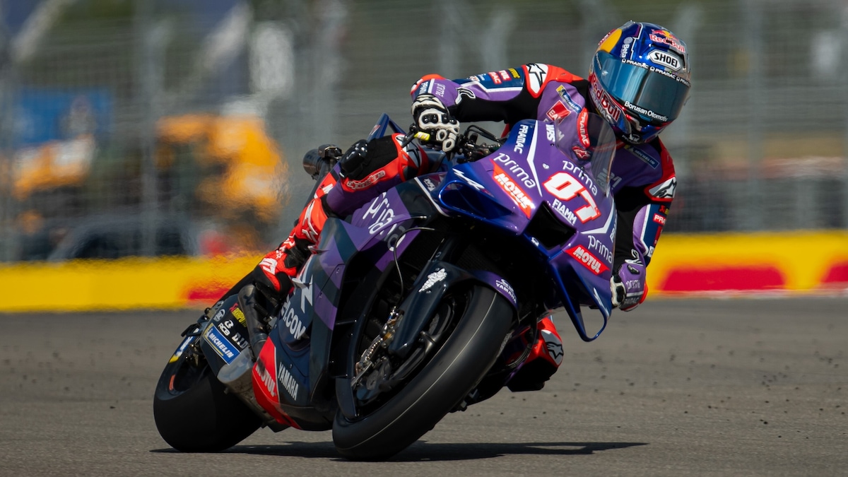 MotoGP, nel buio Yamaha brilla Razgatlioglu: primo punto iridato per Toprak