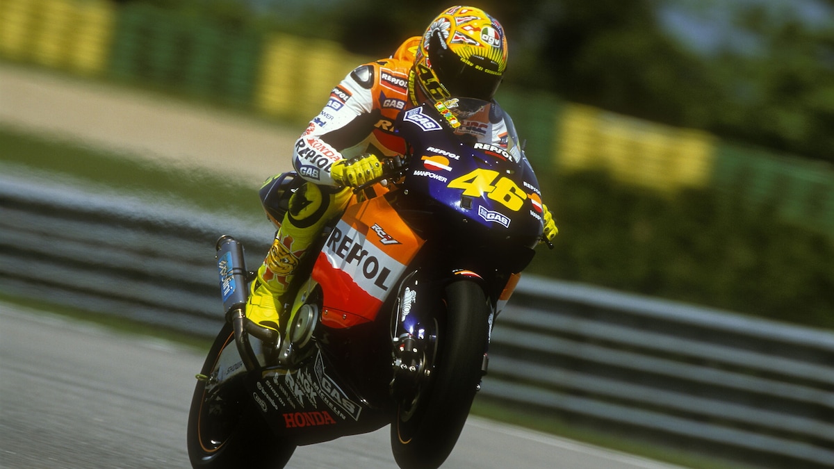 Suzuka 2002, l’alba della MotoGP: 24 anni fa Valentino Rossi firmava la prima vittoria della nuova era