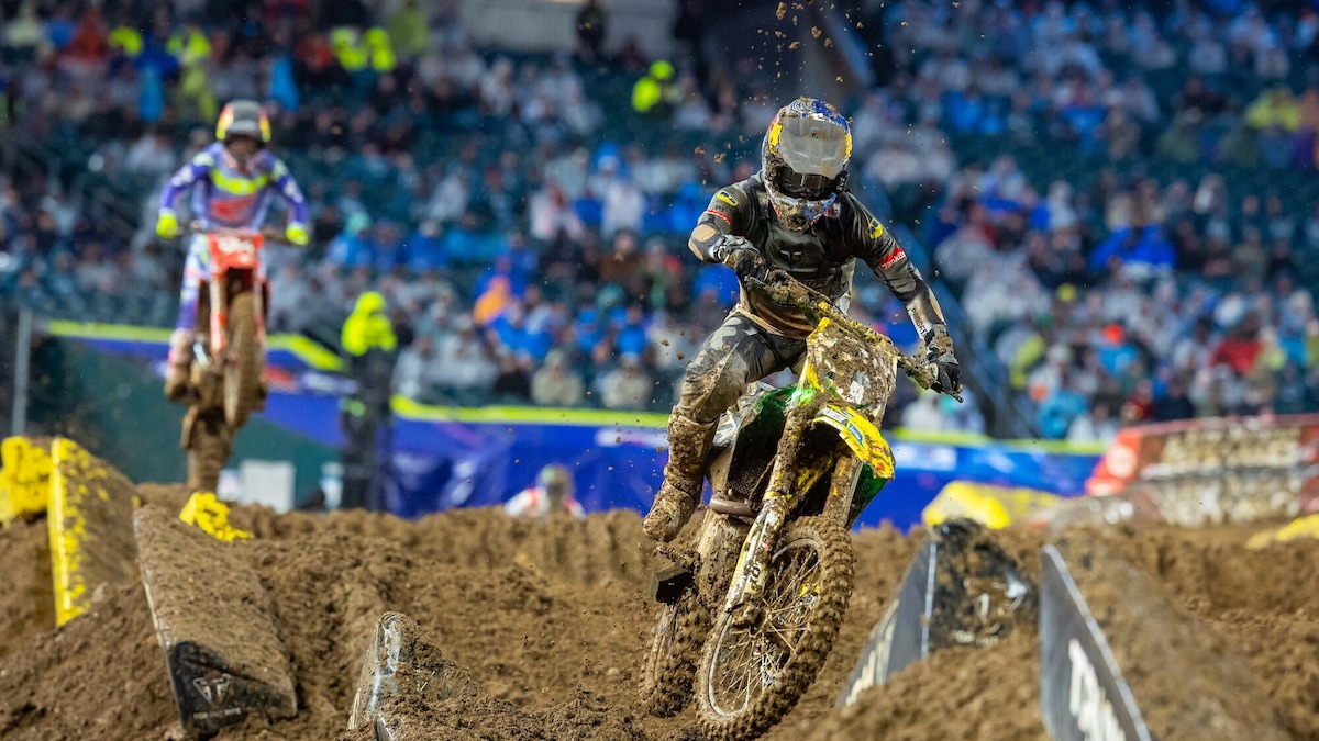 SX450: Roczen si veste di rosso nel fango di Philadelphia