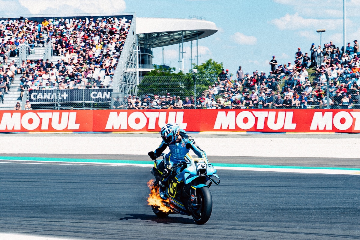 MotoGP Le Mans, in fiamme l'Aprilia di Raul Fernandez: ecco le foto