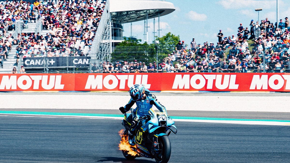 MotoGP Le Mans, in fiamme l'Aprilia di Raul Fernandez: ecco le foto